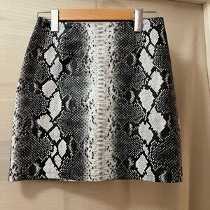 ⚫️ BOGO Idem Ditto faux leather snakeskin mini skirt zip up size small